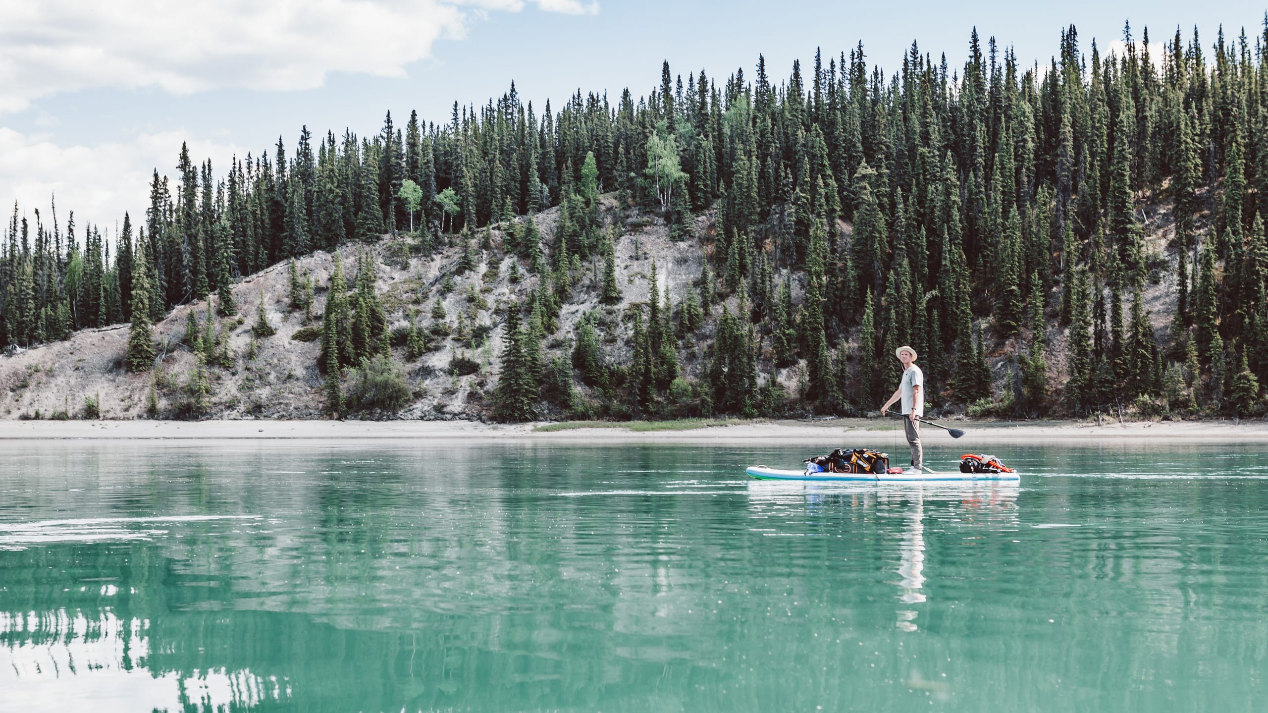 Marcus på en stand up paddle board i Alaska