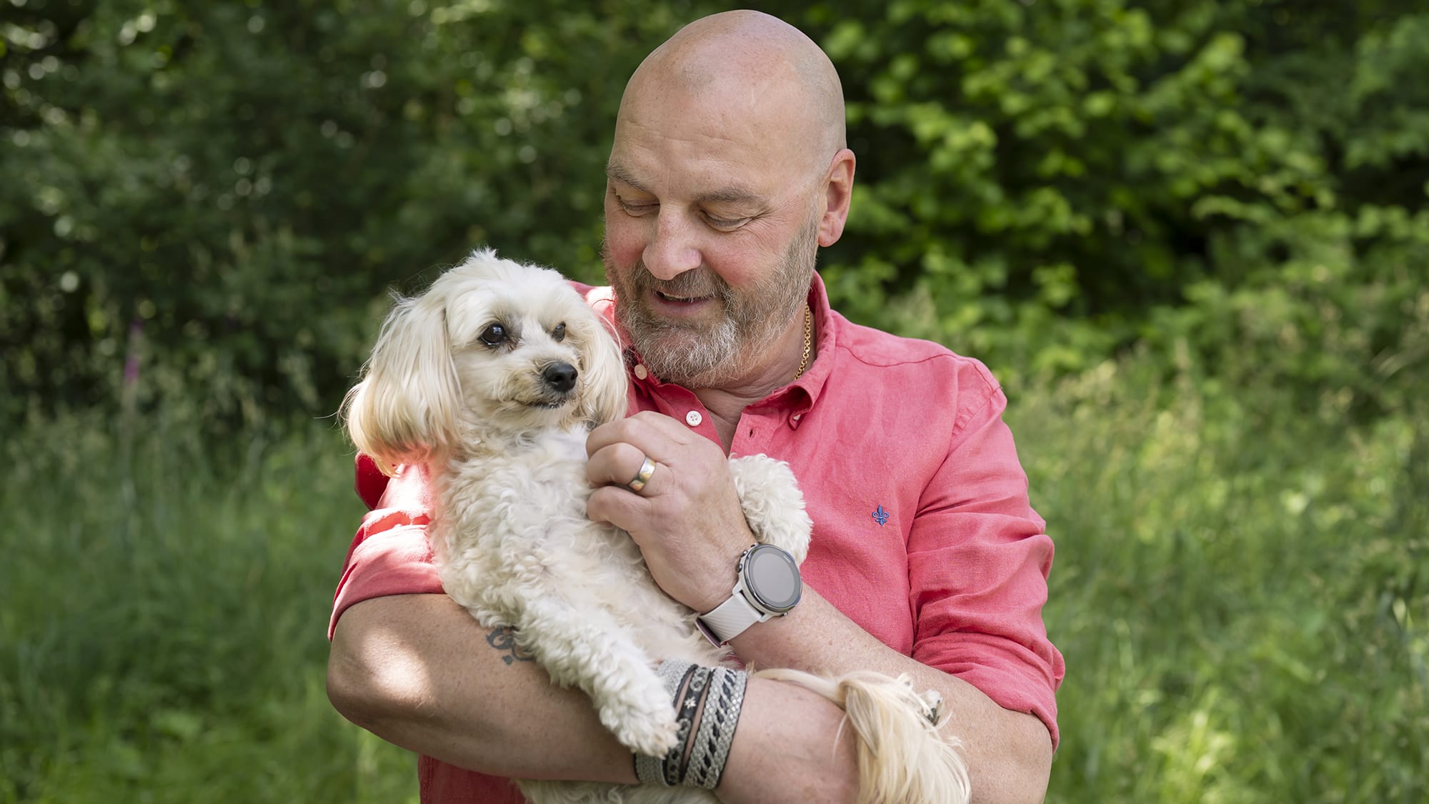 Anders Klippedahl kelar med sin hund. Foto: Julia Sjöberg.