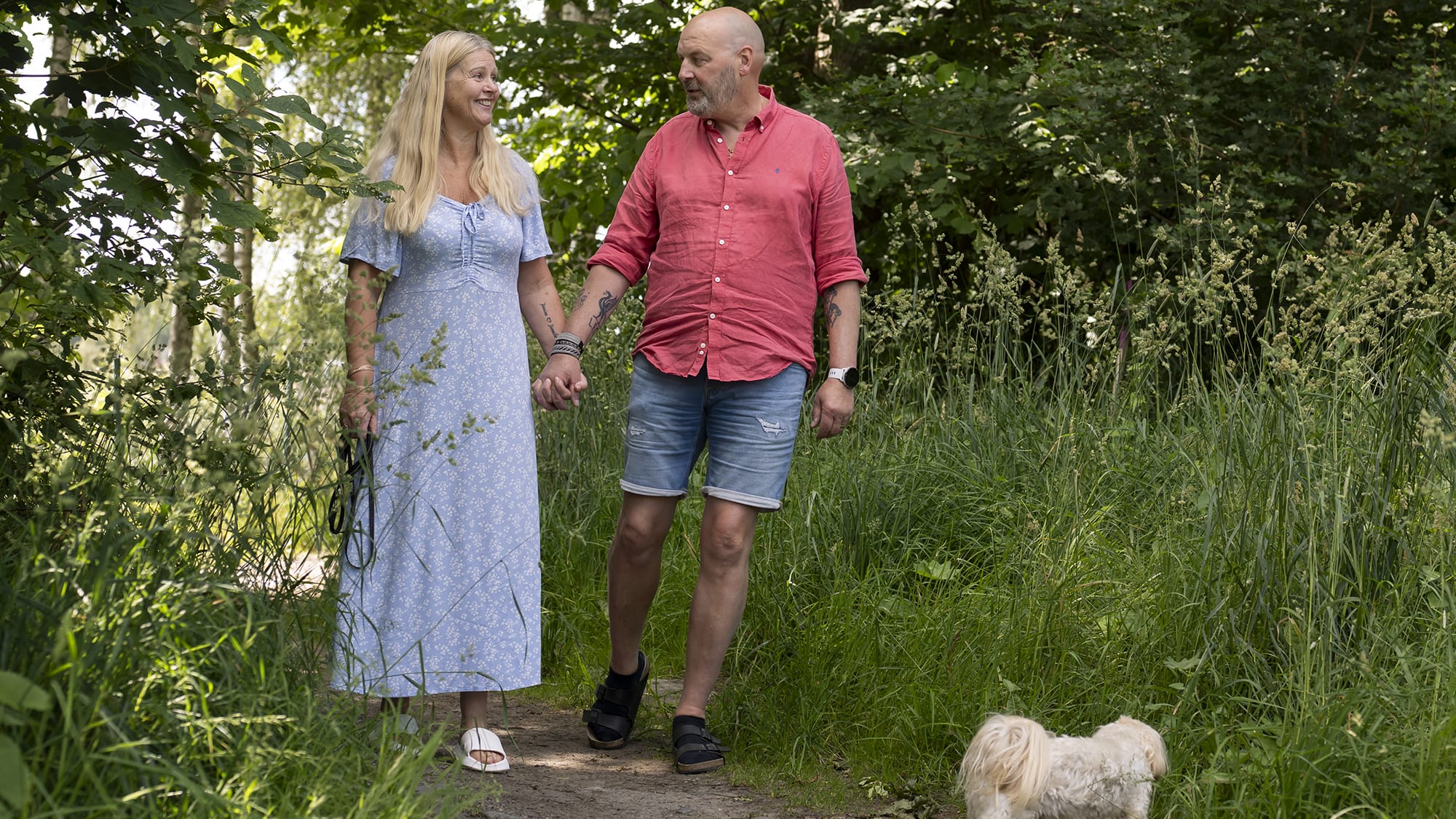 Anders Klippedahl med sambon och hunden på en skogsstid. Foto: Julia Sjöberg.