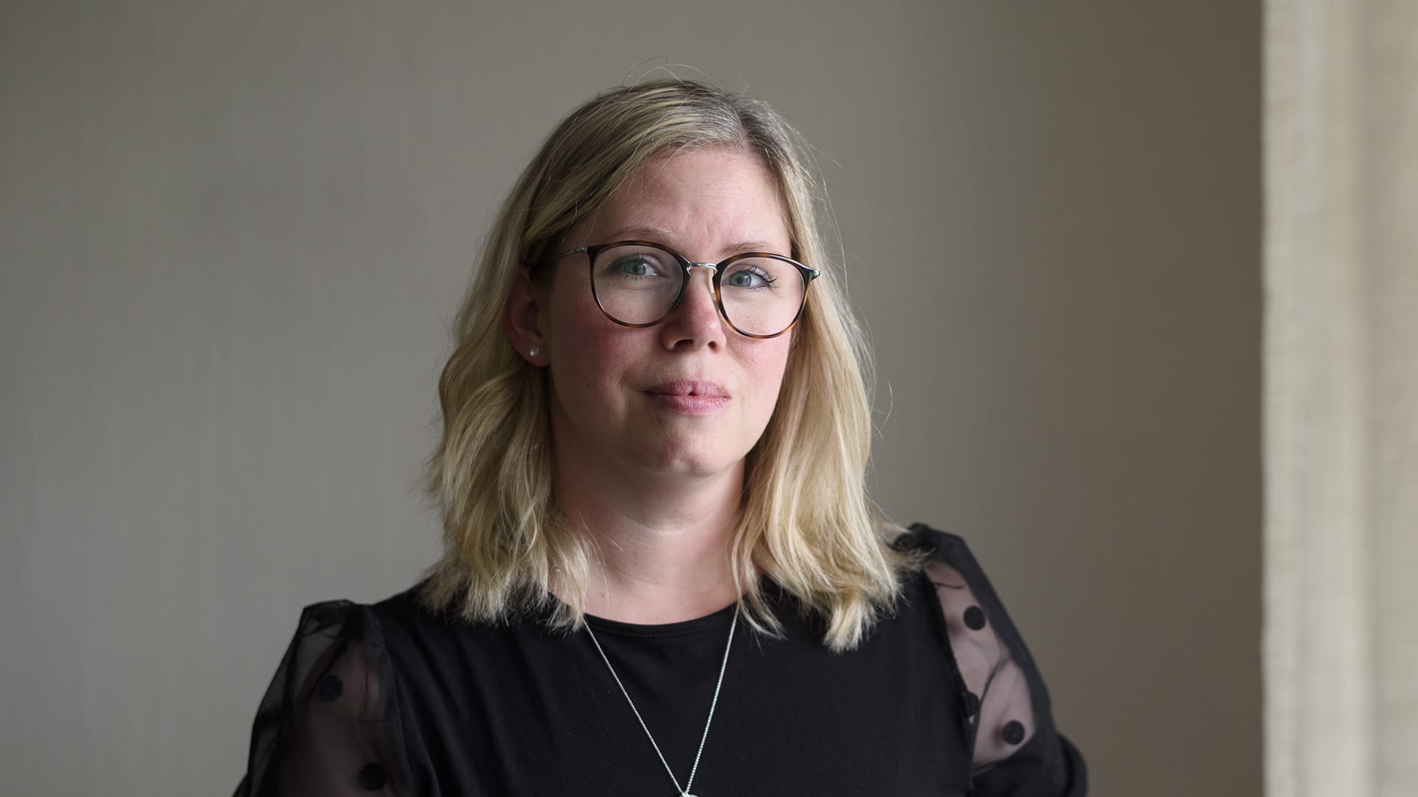 Porträtt Jennifer inomhus. Foto: Anna Edlund.