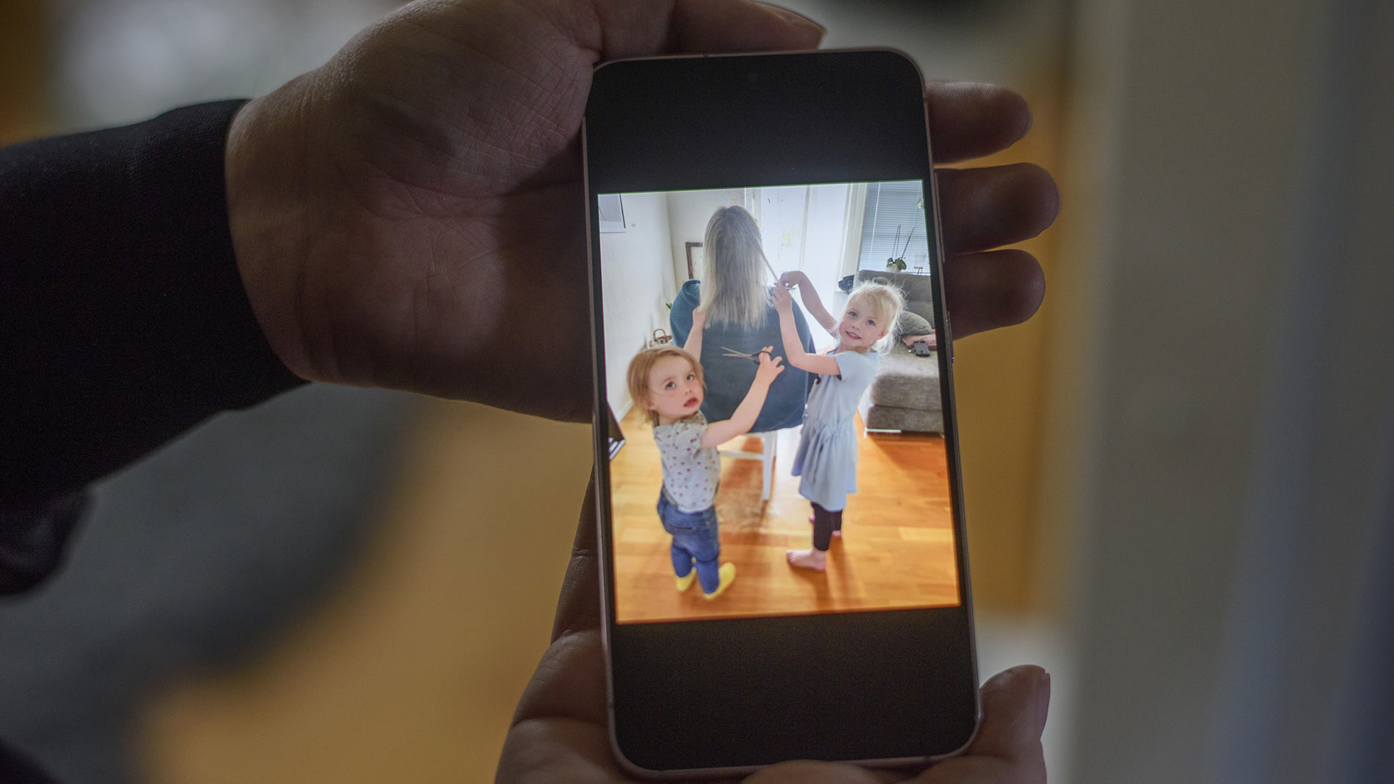 När Jennifer började tappa håret fick barnen klippa av det. Foto: Anna Edlund.