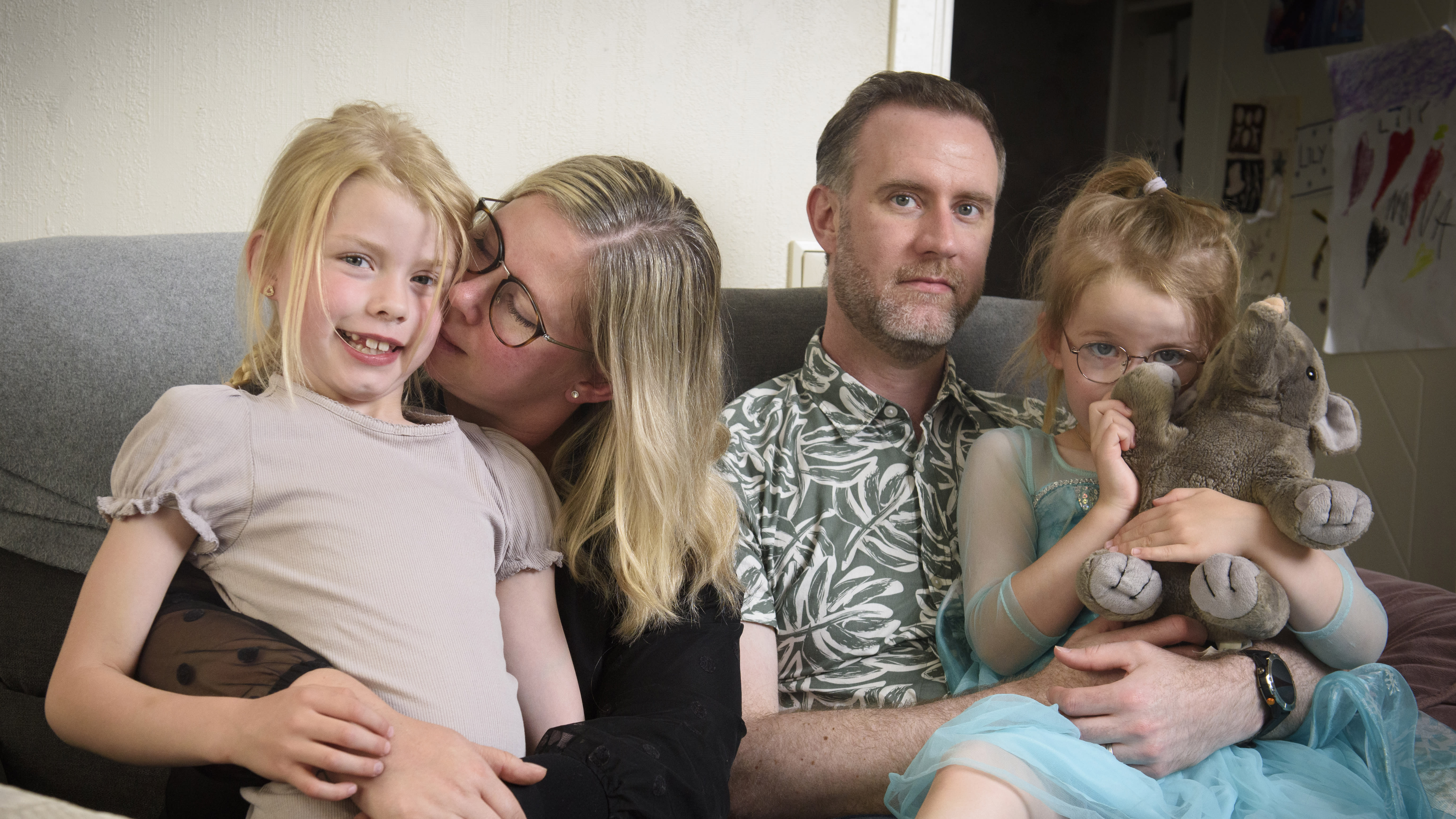 Familjen Becker Jakobsson i soffan. Foto: Anna Edlund.