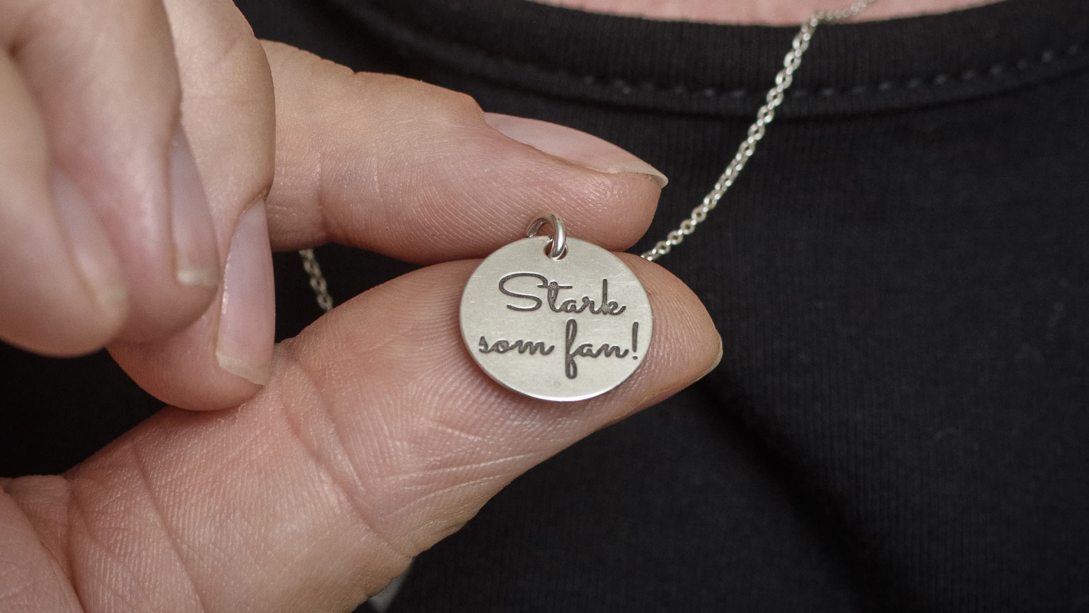 Jennifer visar sitt halsband. Foto: Anna Edlund.