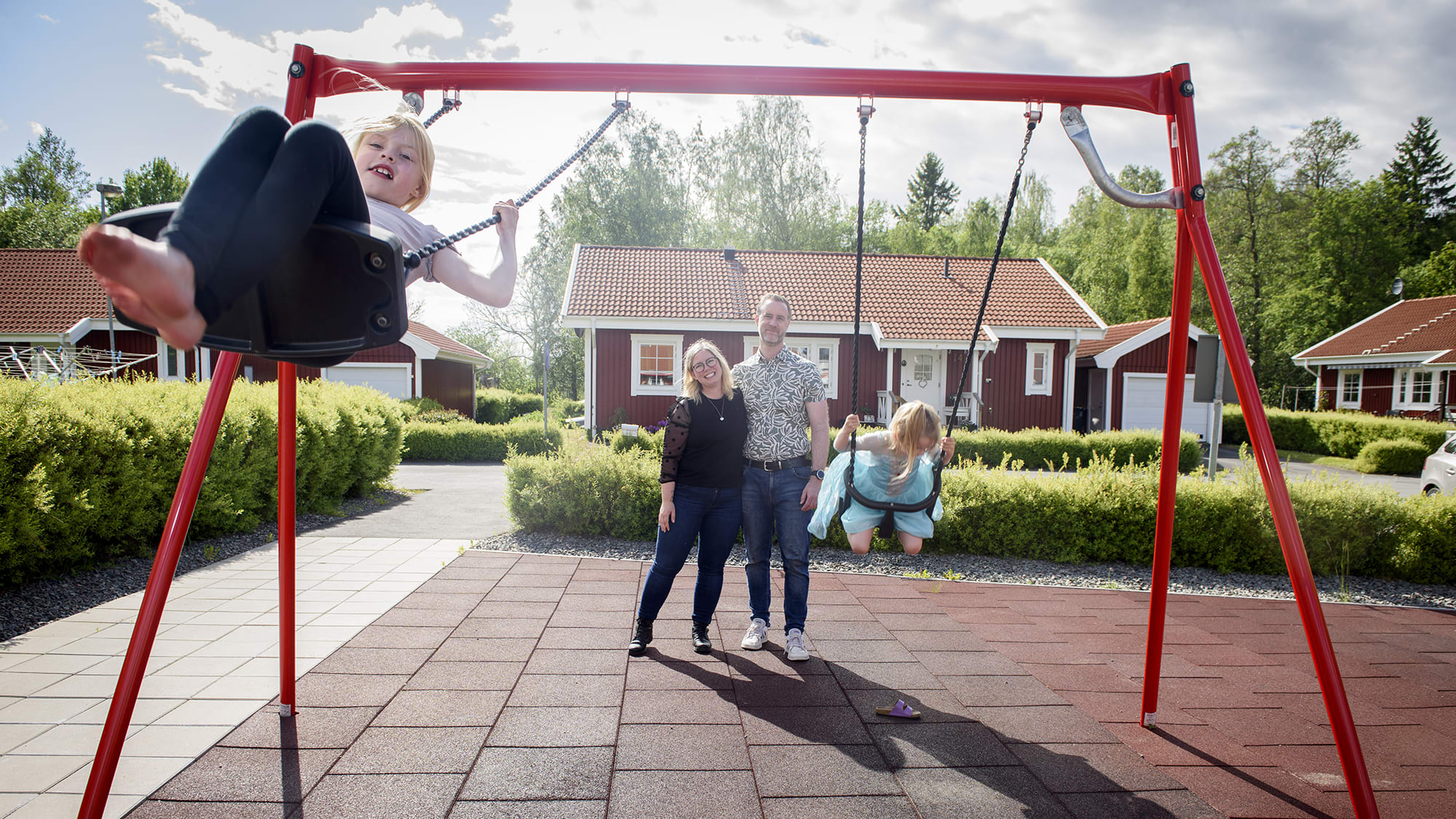 Barnen gungar i solskenet. Foto: Anna Edlund.