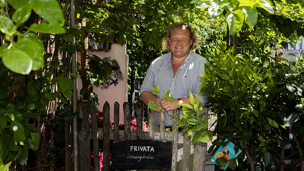 Medelålders man i trädgård