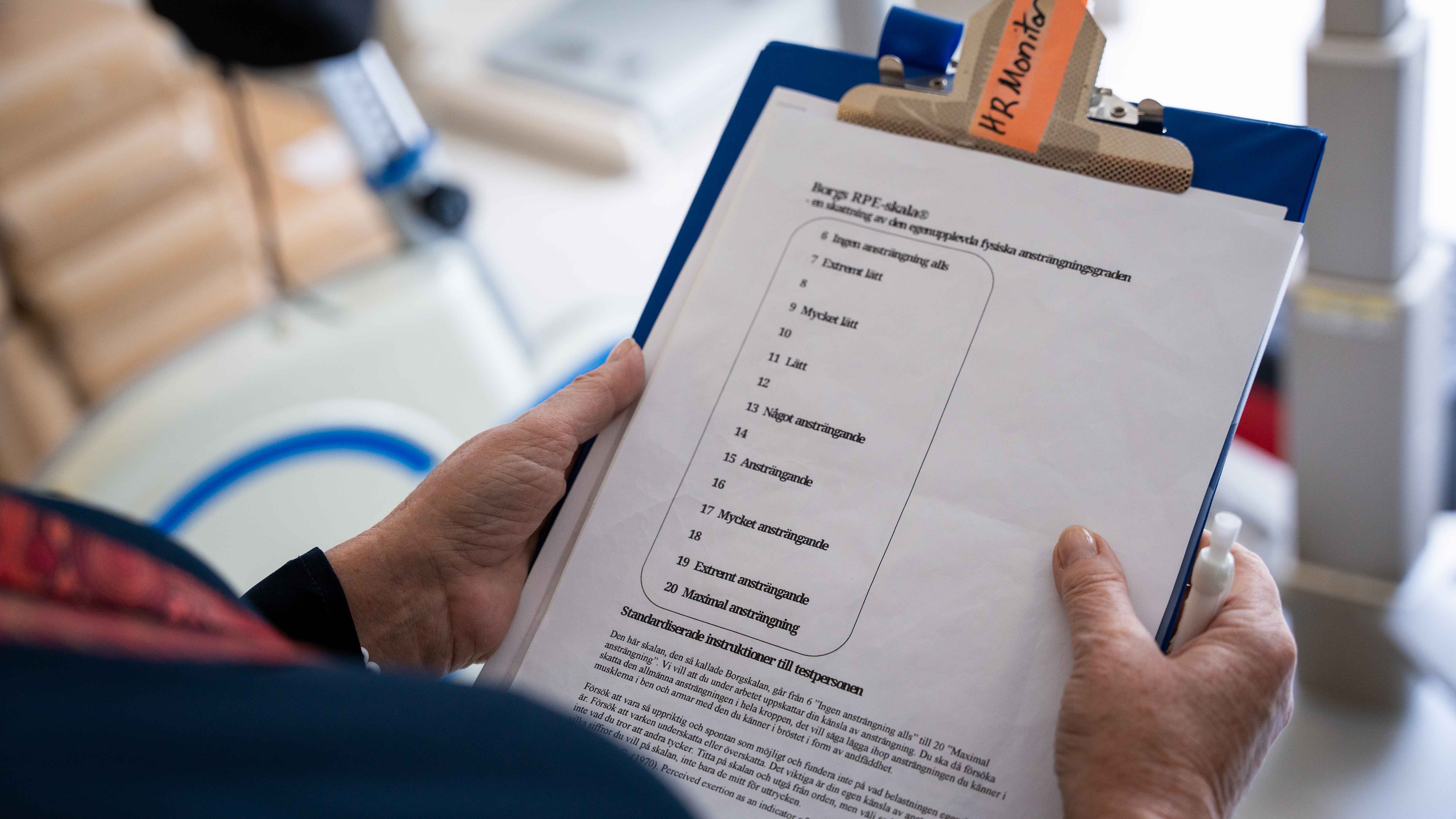 en skala på ett papper