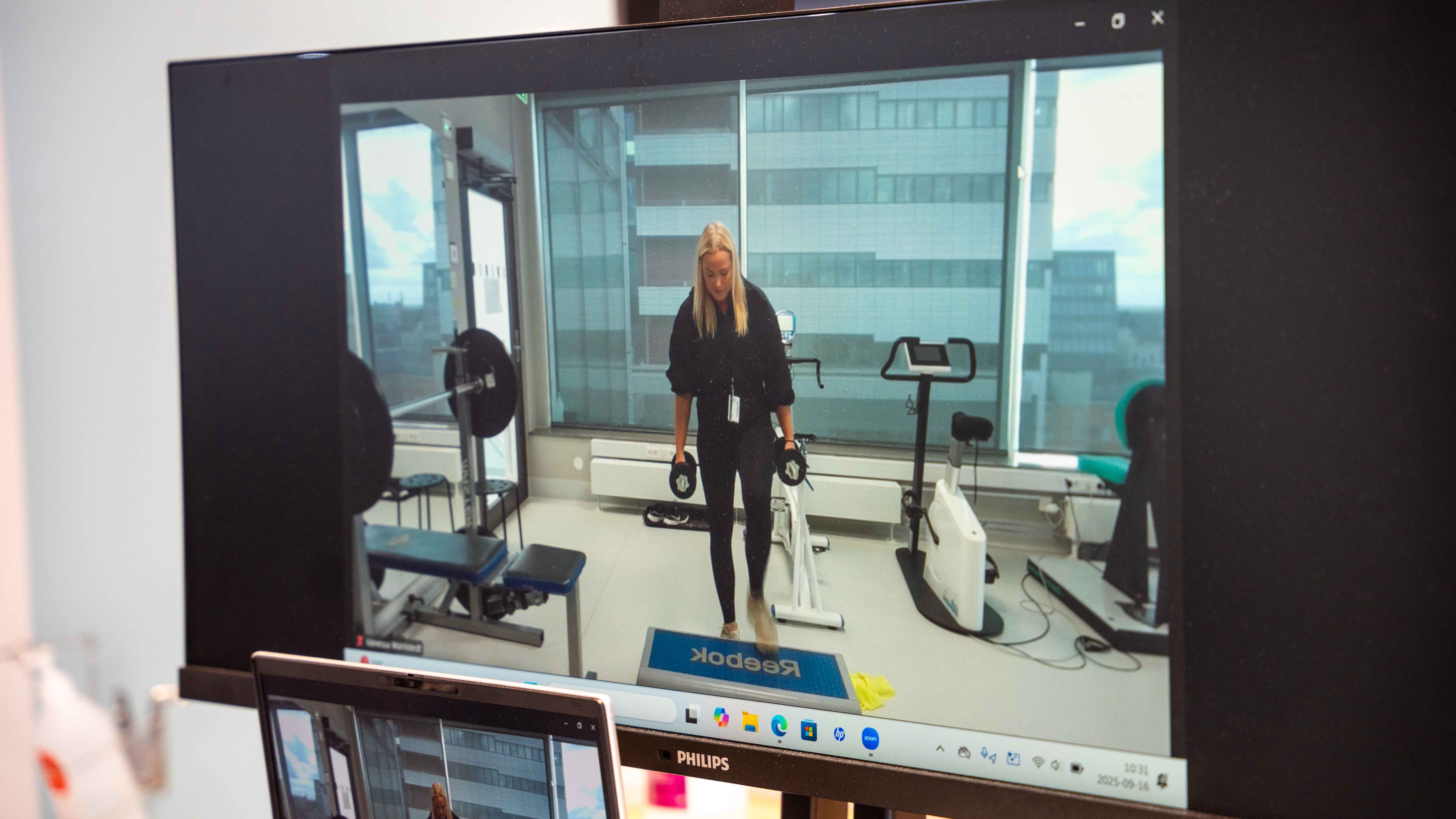 en person tränar på en tv-skärm