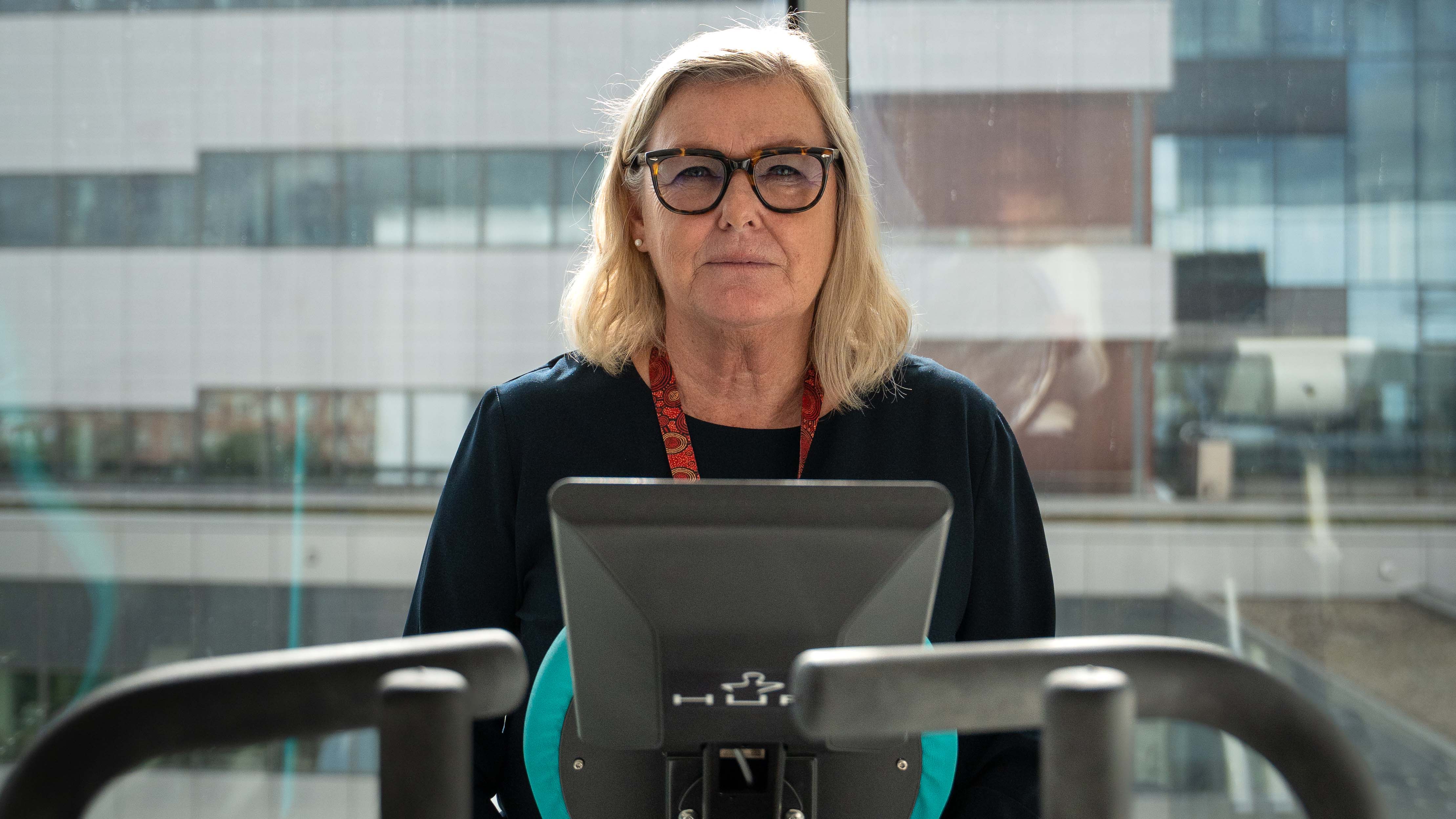 närbild kvinna vid träningsredskap