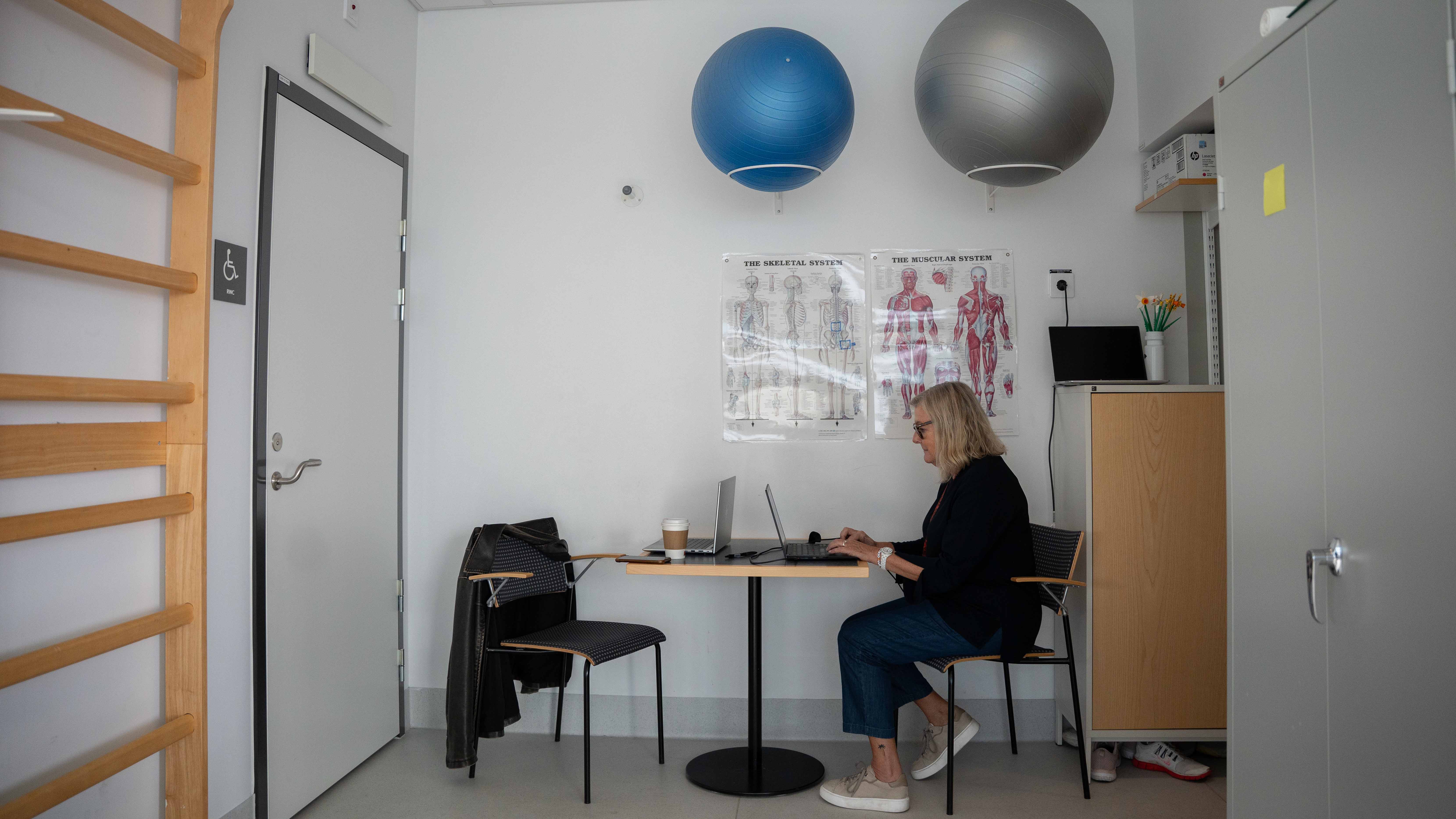 kvinna vid bord i gym