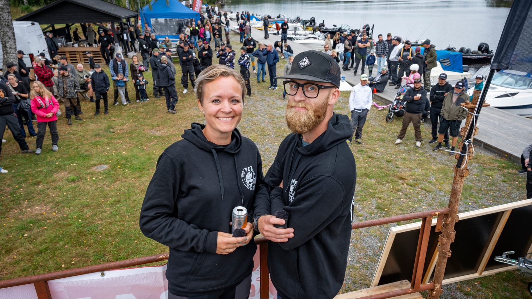 grundarna till insamlingen står på en scen framför besökare