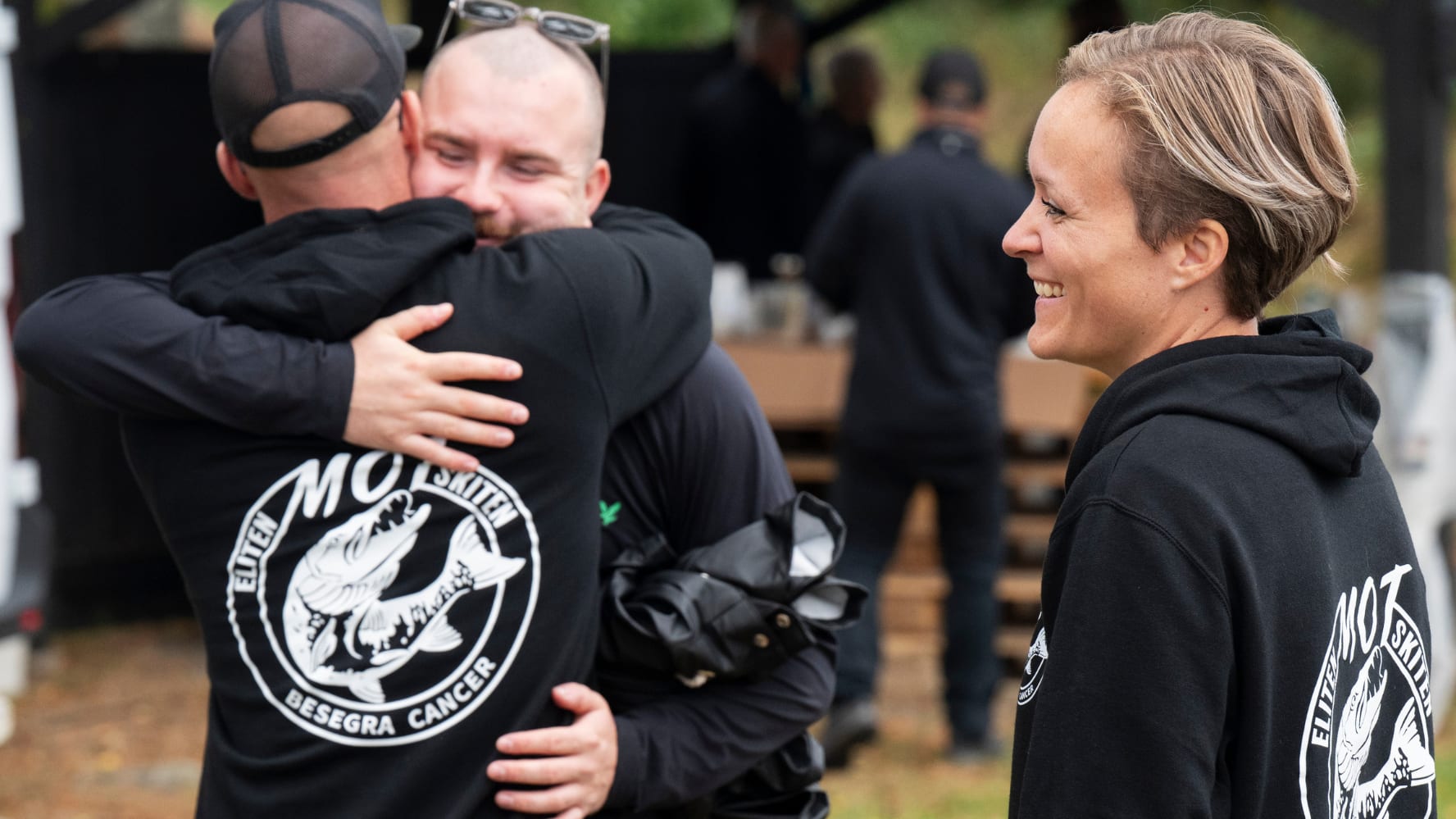 Två personer kramar om varandra