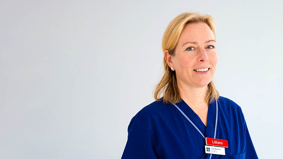 Kvinnlig läkare mot grå bakgrund