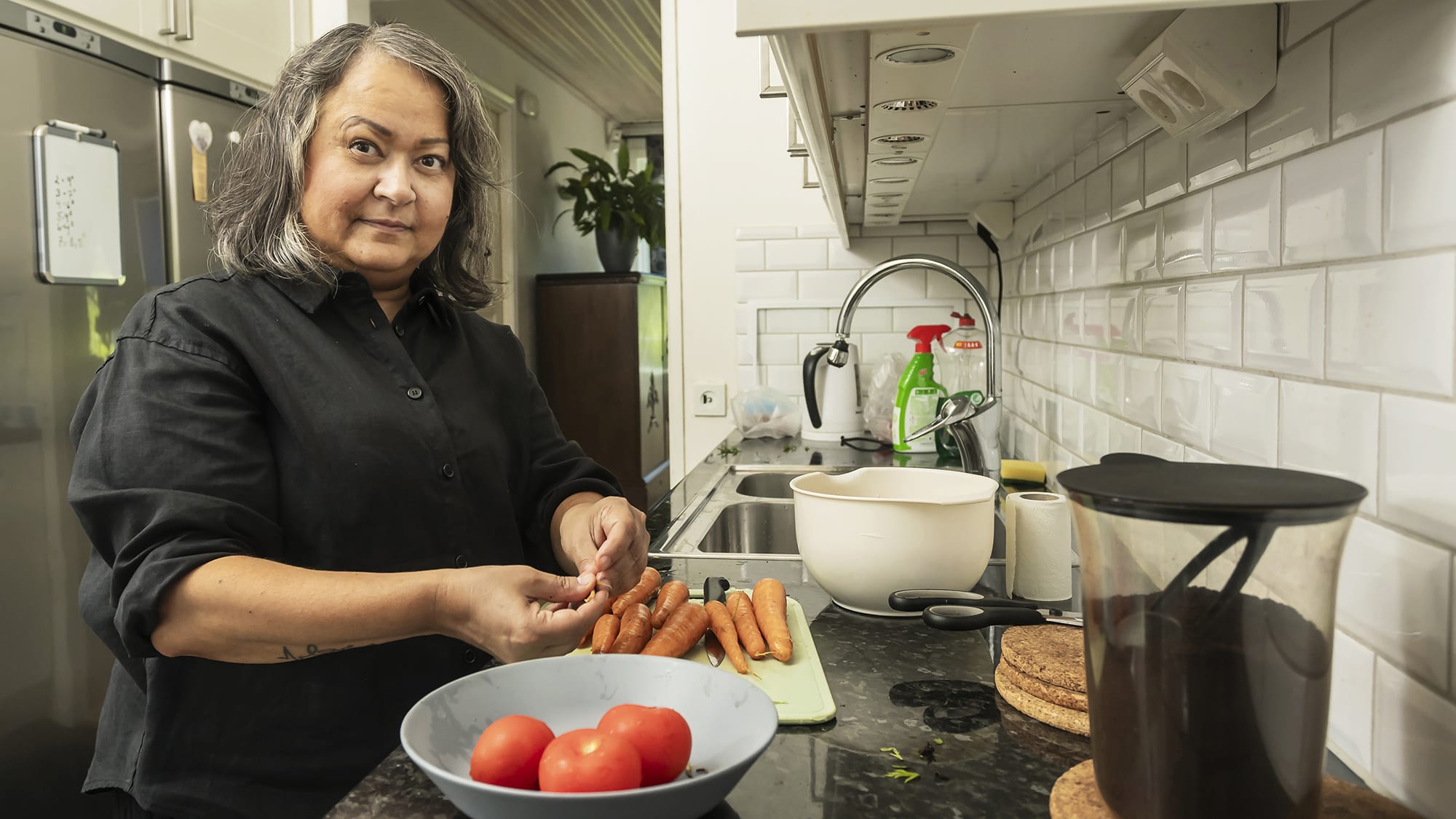 Fetyr Forsberg hemma i köket. Foto: Susanne Lindholm.