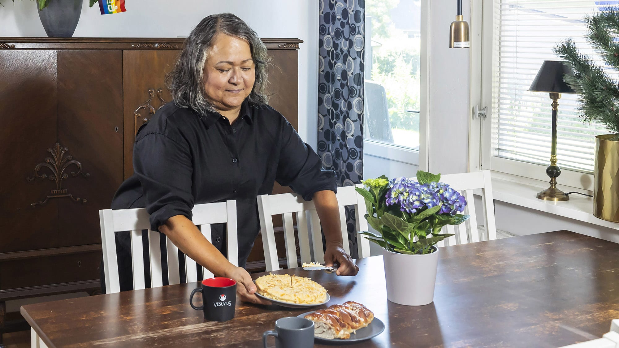 Fetyr dukar fram fika. Foto: Susanne Lindholm.