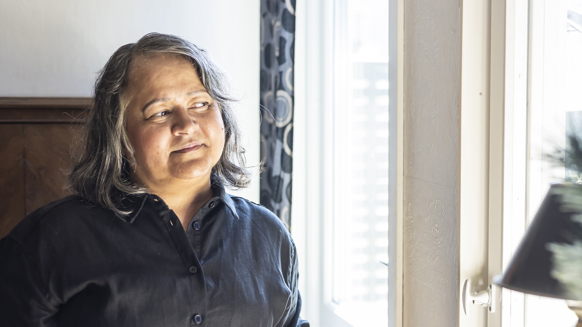 Fetyr Forsberg tittar ut genom fönstret. Foto: Susanne Lindholm.