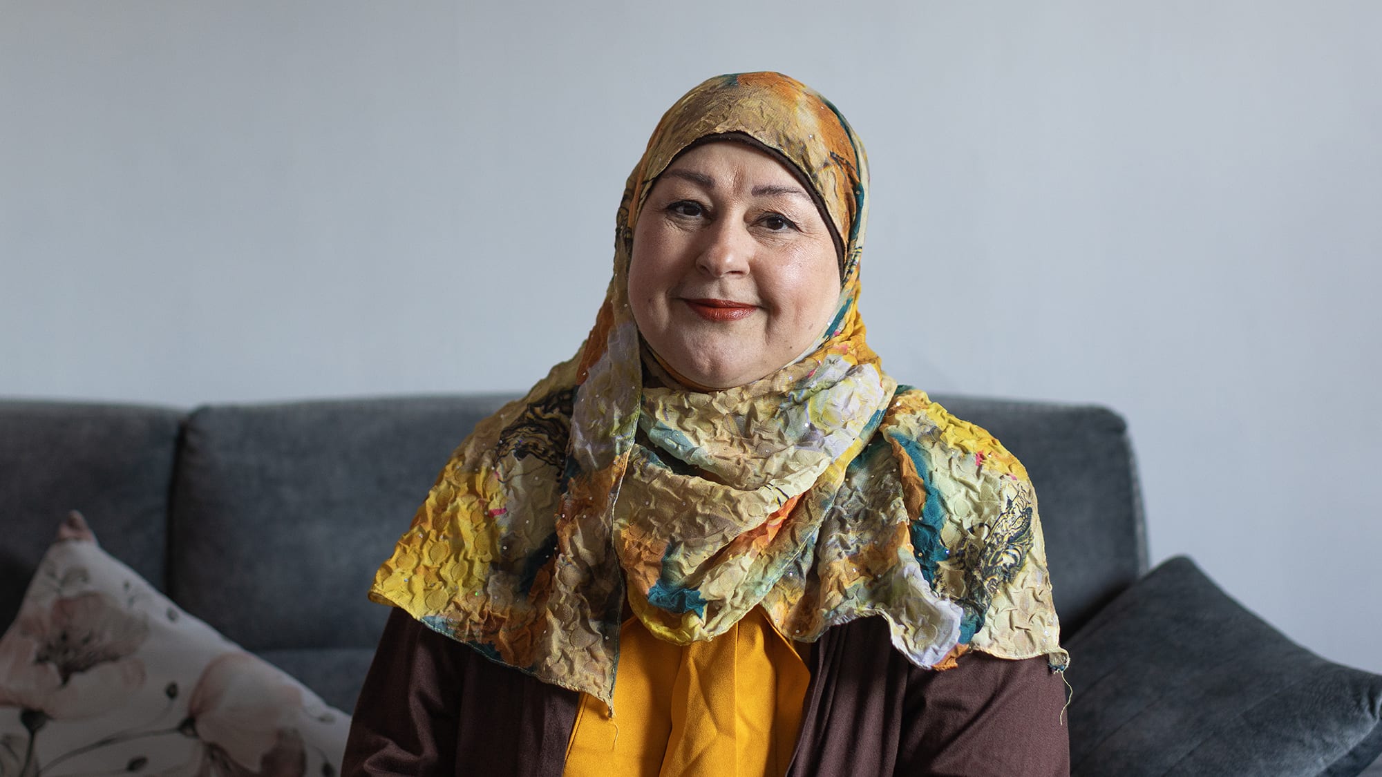 Mayada Majid hemma i soffan. Foto: Sanna Percivall.