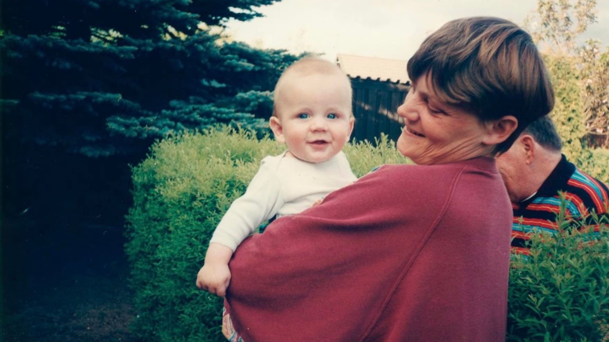 Jesper som bebis i sin mammas famn. 