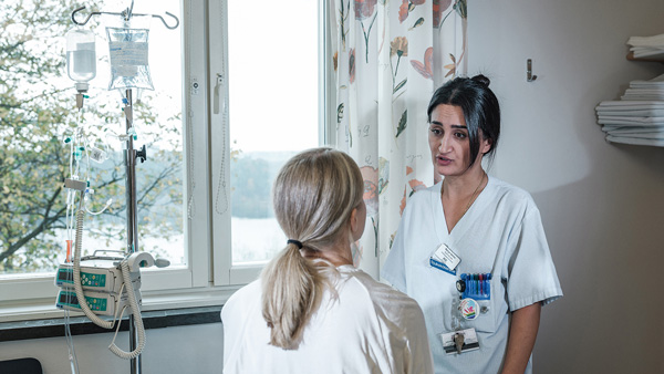 Sjuksköterska och patient samtalar