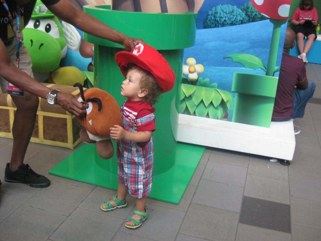 Official pictures at: Linc getting his picture taken at the WiiUTour at the Mall of America. You can access his photos online via: WiiUTour.Nintendo.com Access his photos: 67634-93855