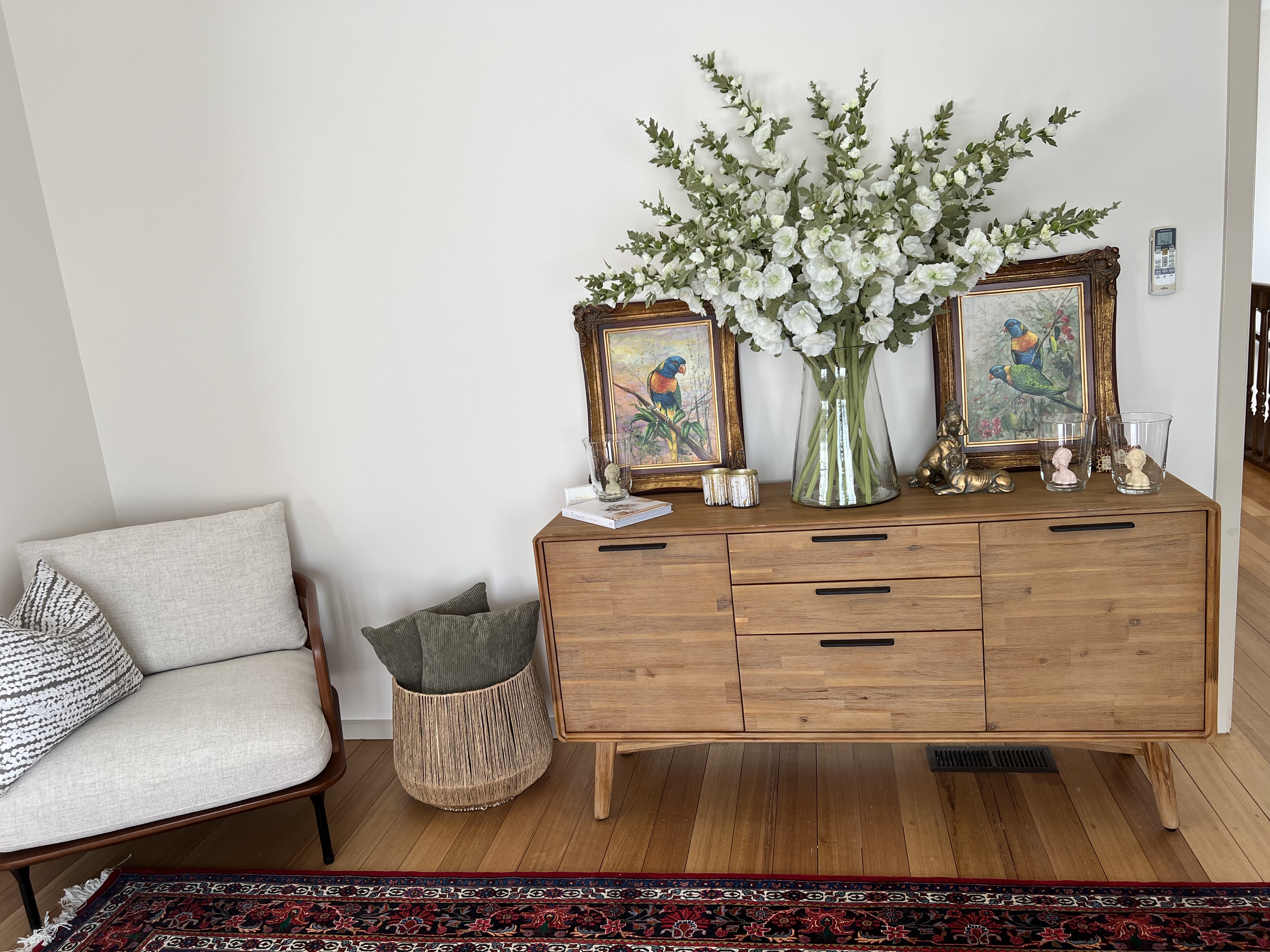 It has a suitable size and a very good arrangement of drawer