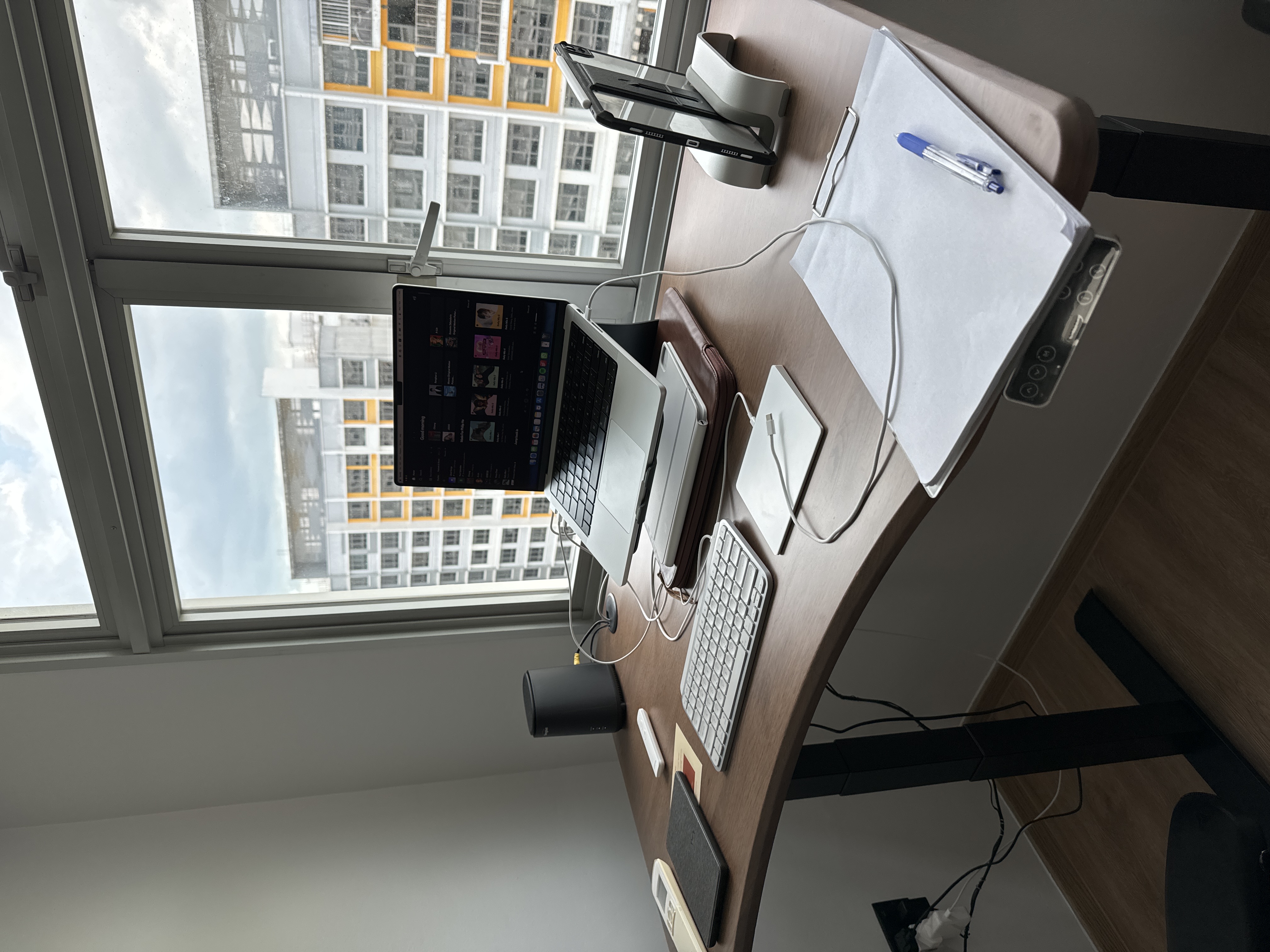 Practical work desk for the health concious