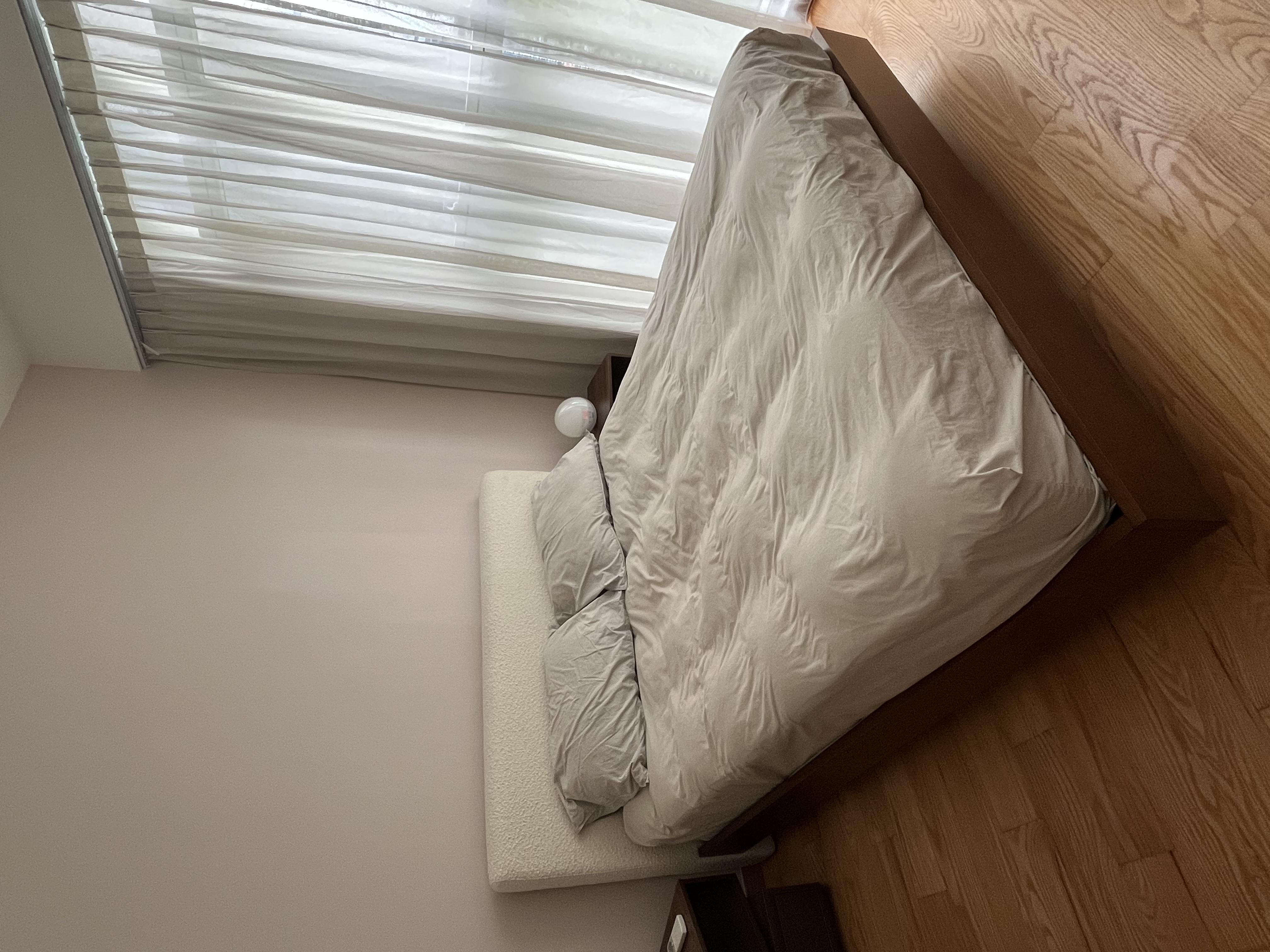 Beautiful queen size bed