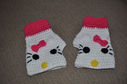 Hello Kitty Fingerless Gloves Sep 27, · This feature is not available right now. Please try again later.