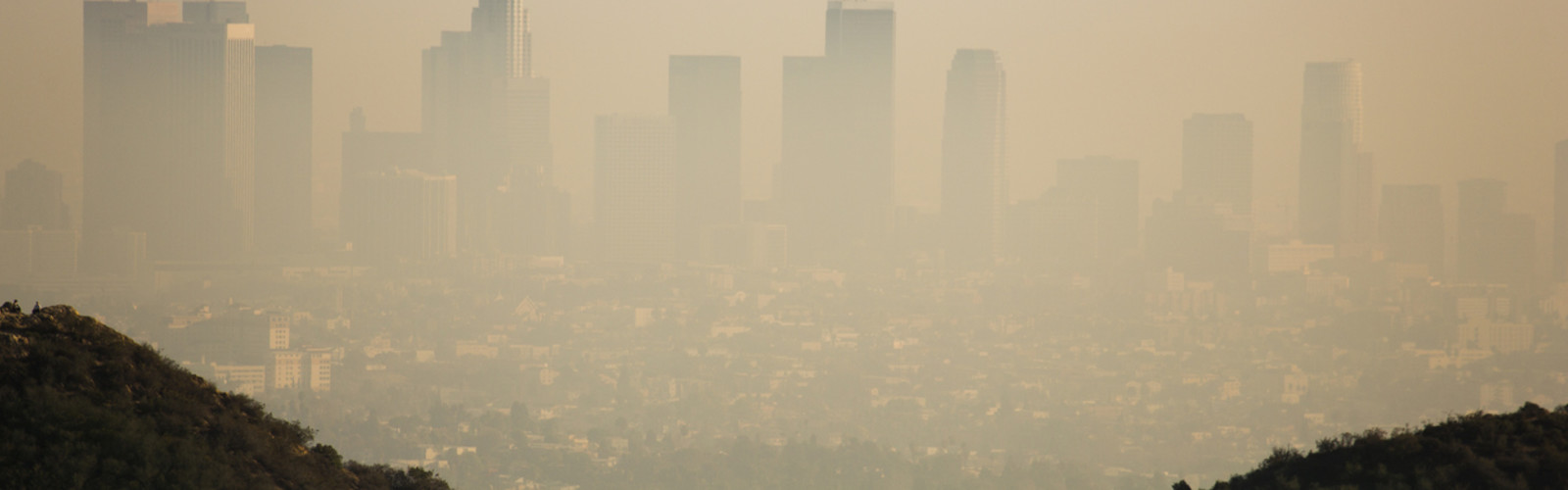 Smog qui enveloppe la ville de Los Angeles.