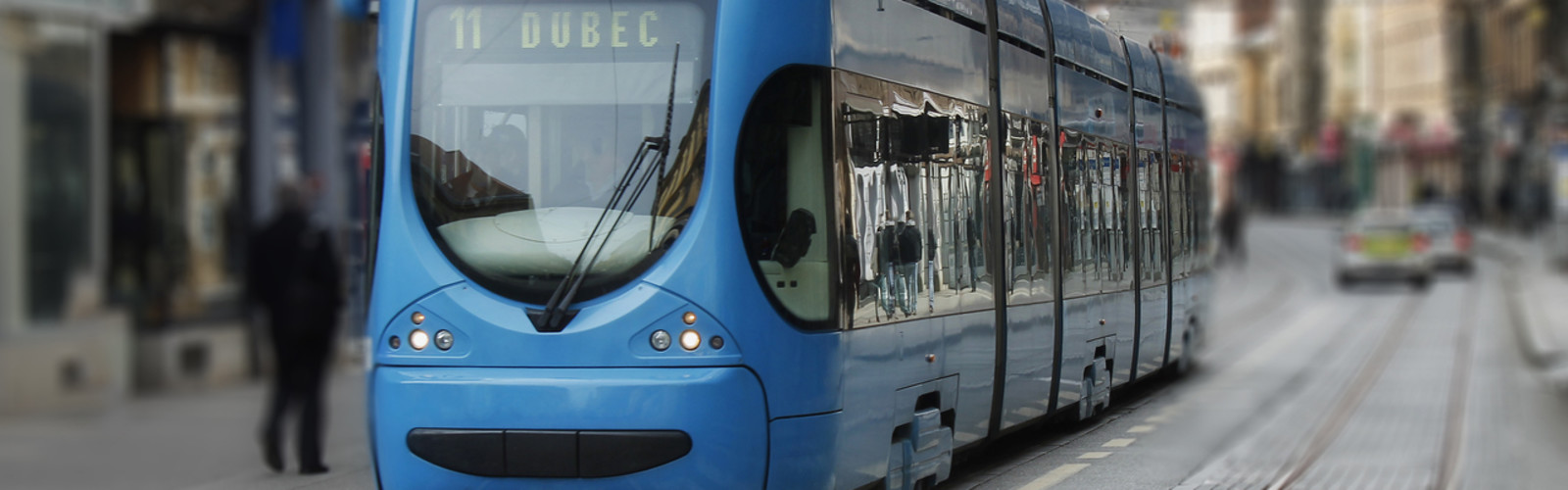 Tramway dans un centre-ville.