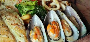 $24.90 Seafood Platter at Mount Henry Tavern