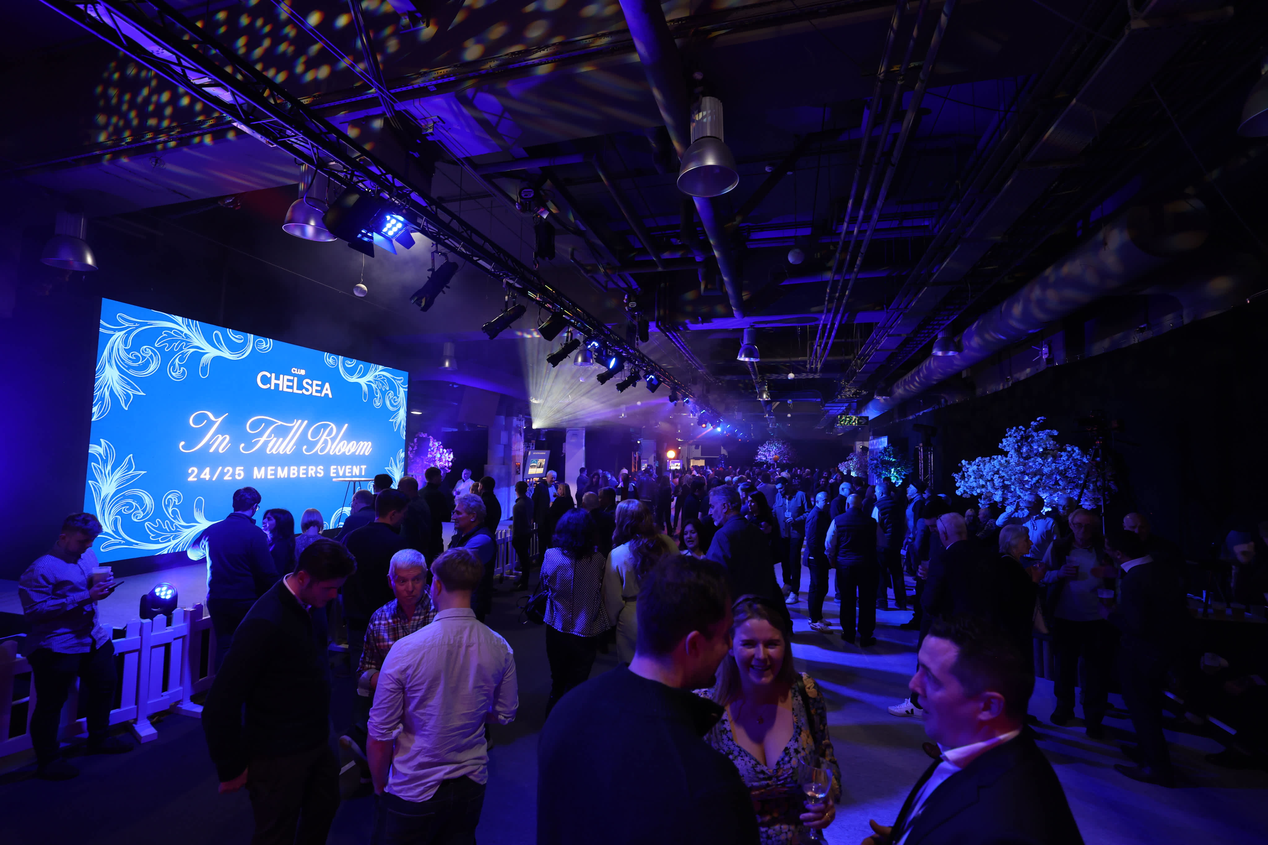 http://res.cloudinary.com/chelsea-production/image/upload/c_fill,g_center,h_2731,w_4096/f_auto/q_auto/v1/supporters-clubs/meeting-event/0a74789753087af706d8e1301774208e4109a87c
