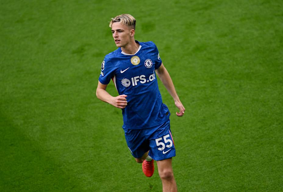 Chelsea debutant Jesse Derry, 18, taken to hospital after head clash against Nottingham Forest — image 1