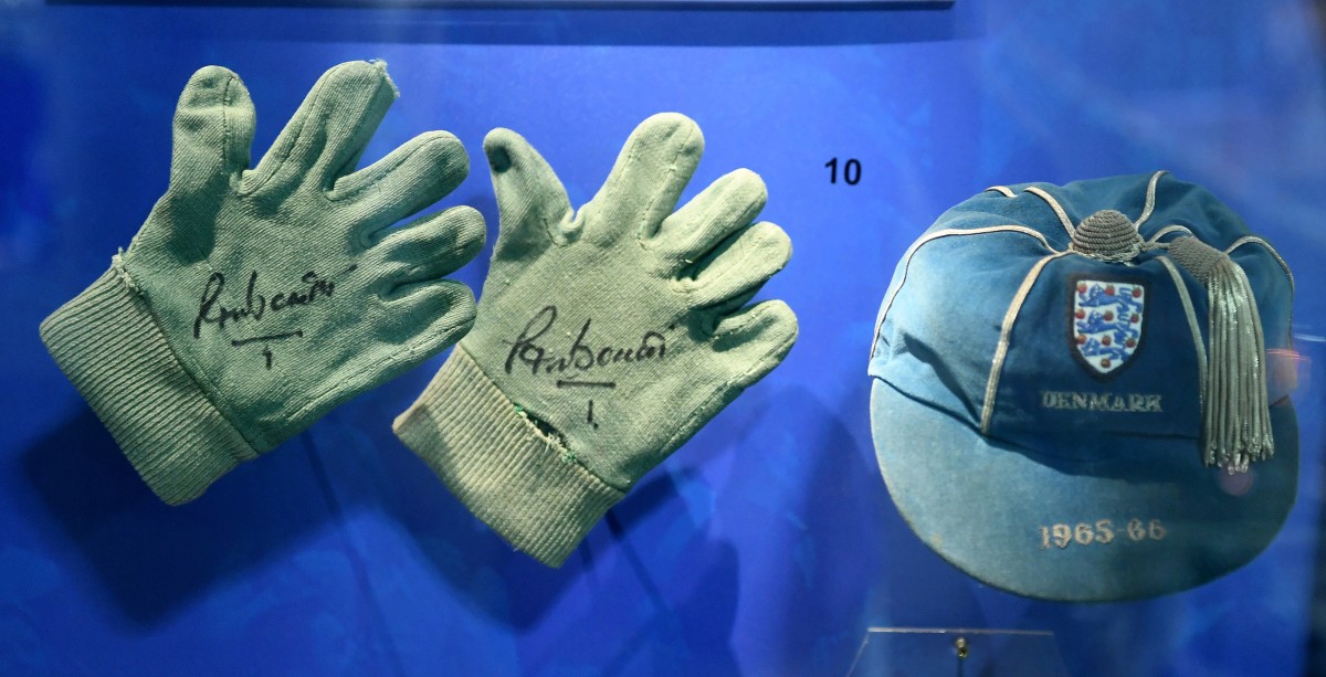 Peter bonetti goalkeeper gloves best sale
