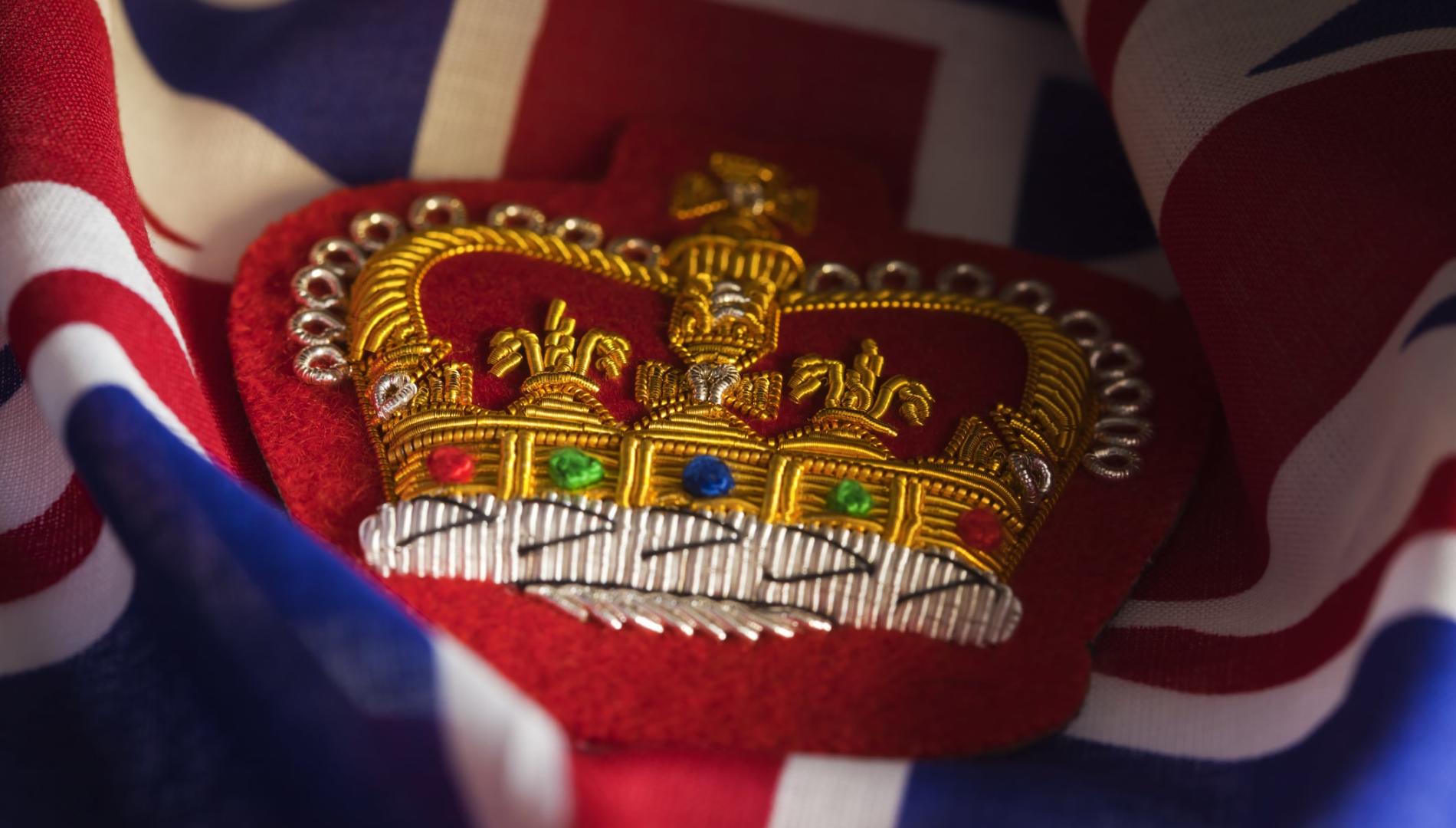 刺绣女王王冠徽章坐在英国国旗上