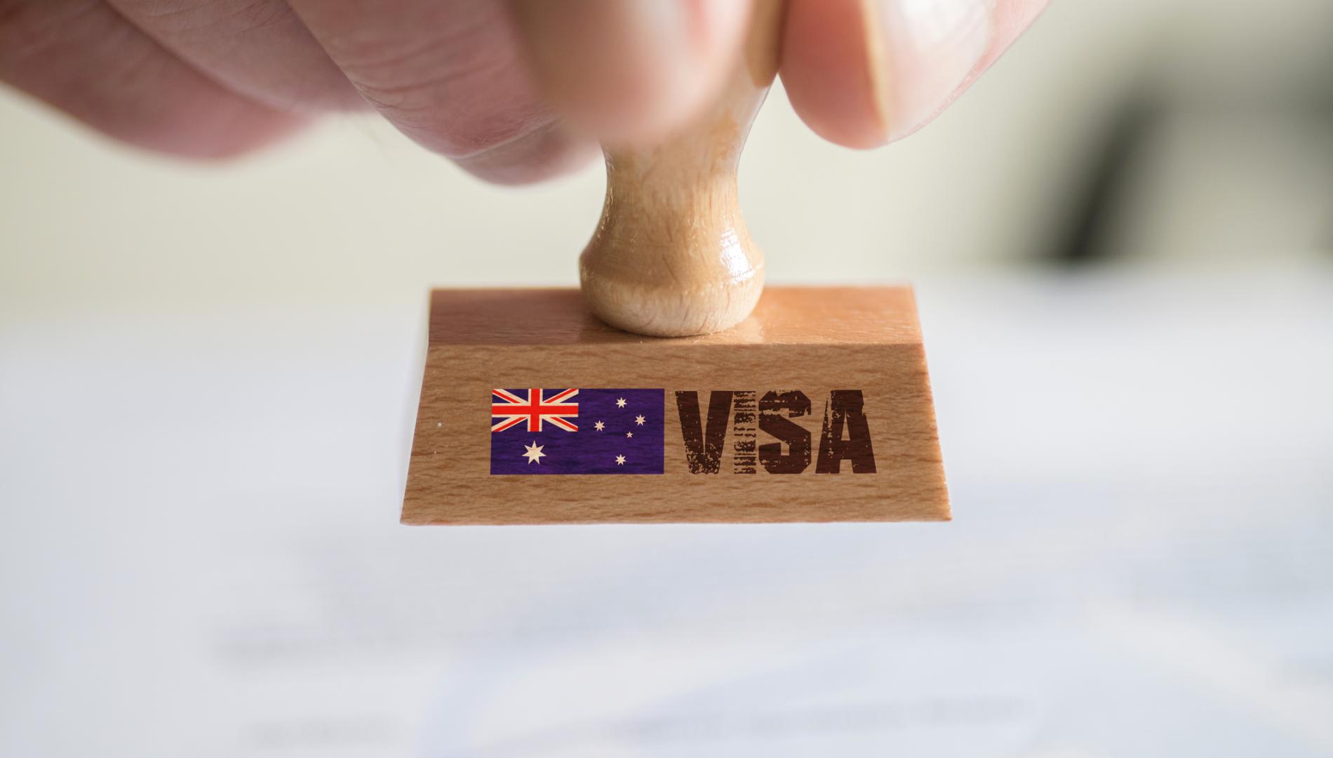 印有澳大利亚国旗和“VISA”字样的木制邮票