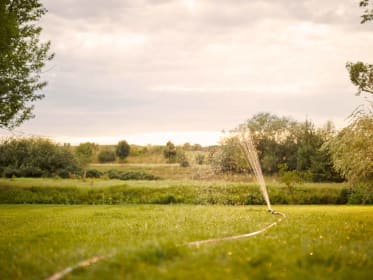 rasen-waessern-gartenschlauch