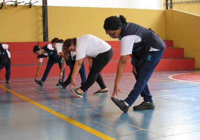 Funcionários participam de ginástica laboral Funcionários participam de ginástica laboral