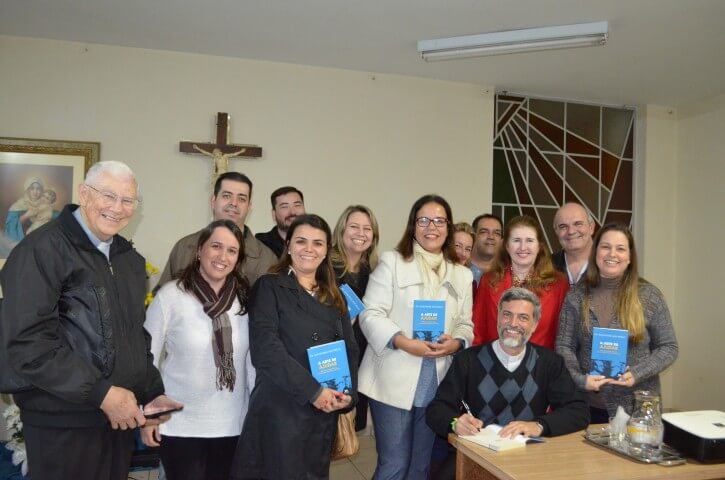 Lançamento do livro  A ARTE DE AJUDAR - Pe. Alexandre Awi Me