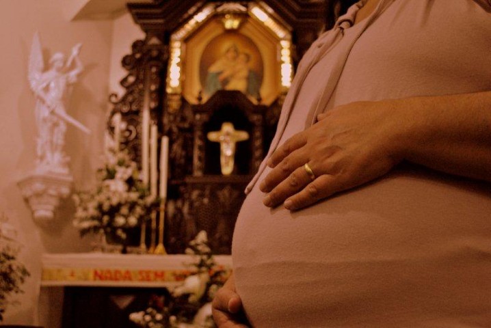 “MÃE DE JOELHOS”, FILHO EM PÉ! 