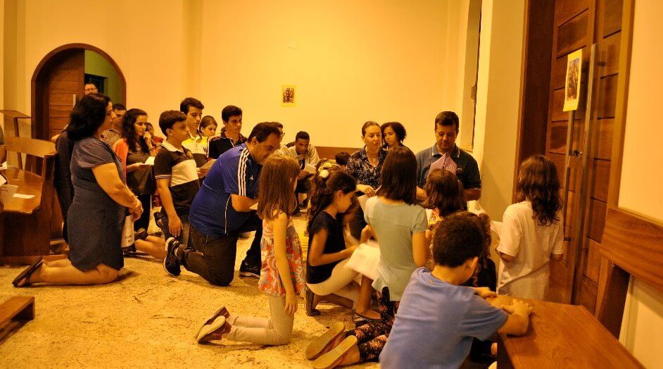VIA SACRA VIENCIADA PELAS FAMÍLIAS