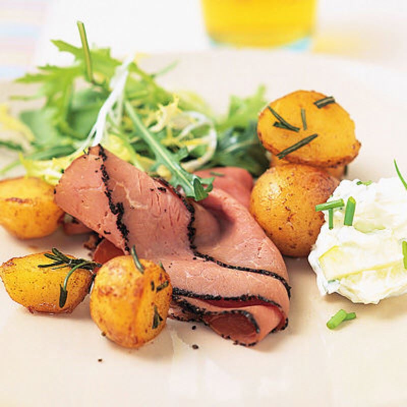 Rostbiff med äppel-crème fraiche och sockerstekt färskpotatis