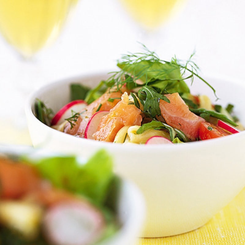 Pastasallad med varmrökt lax