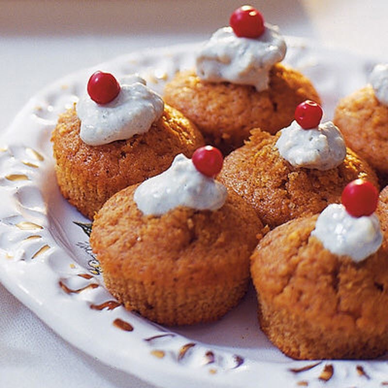 Minimuffins med ädelost och lingon