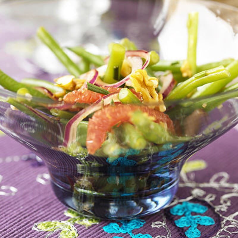 Sallad med haricots verts, rödlök, blodgrape och valnötter