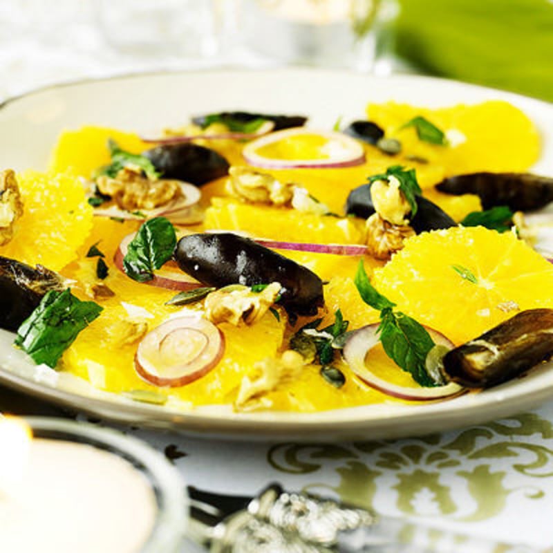 Lök- och apelsinsallad med dadlar och pumpakärnor