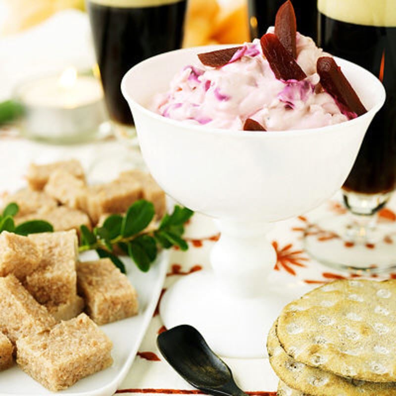 Yoghurtsås med rödbetor, äpple och pepparrot till kalvsylta