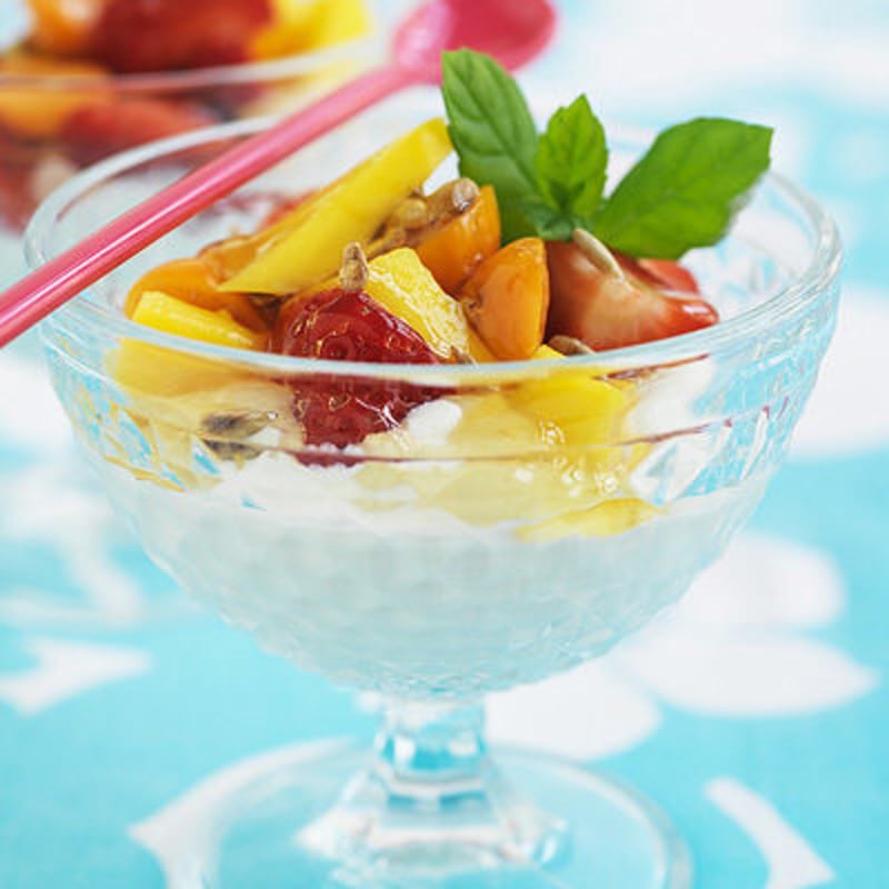 Yoghurt med honung och bär eller frukt