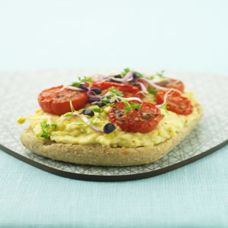 Smörgås med hummus och grillade cocktailtomater