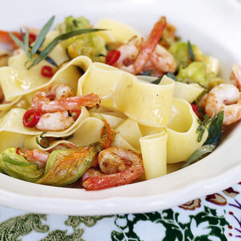 Pasta med zucchini och räkor