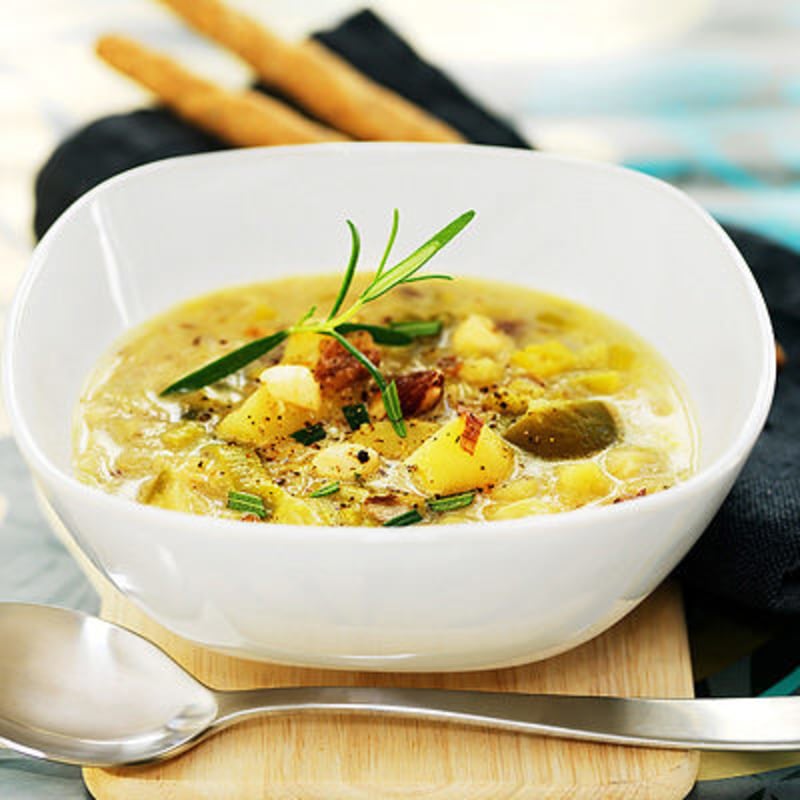 Potatissoppa med mandel och vitlök